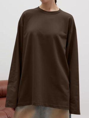 Oversized crewneck sweatshirt in dark brown with voluminous long sleeves and a relaxed fit.