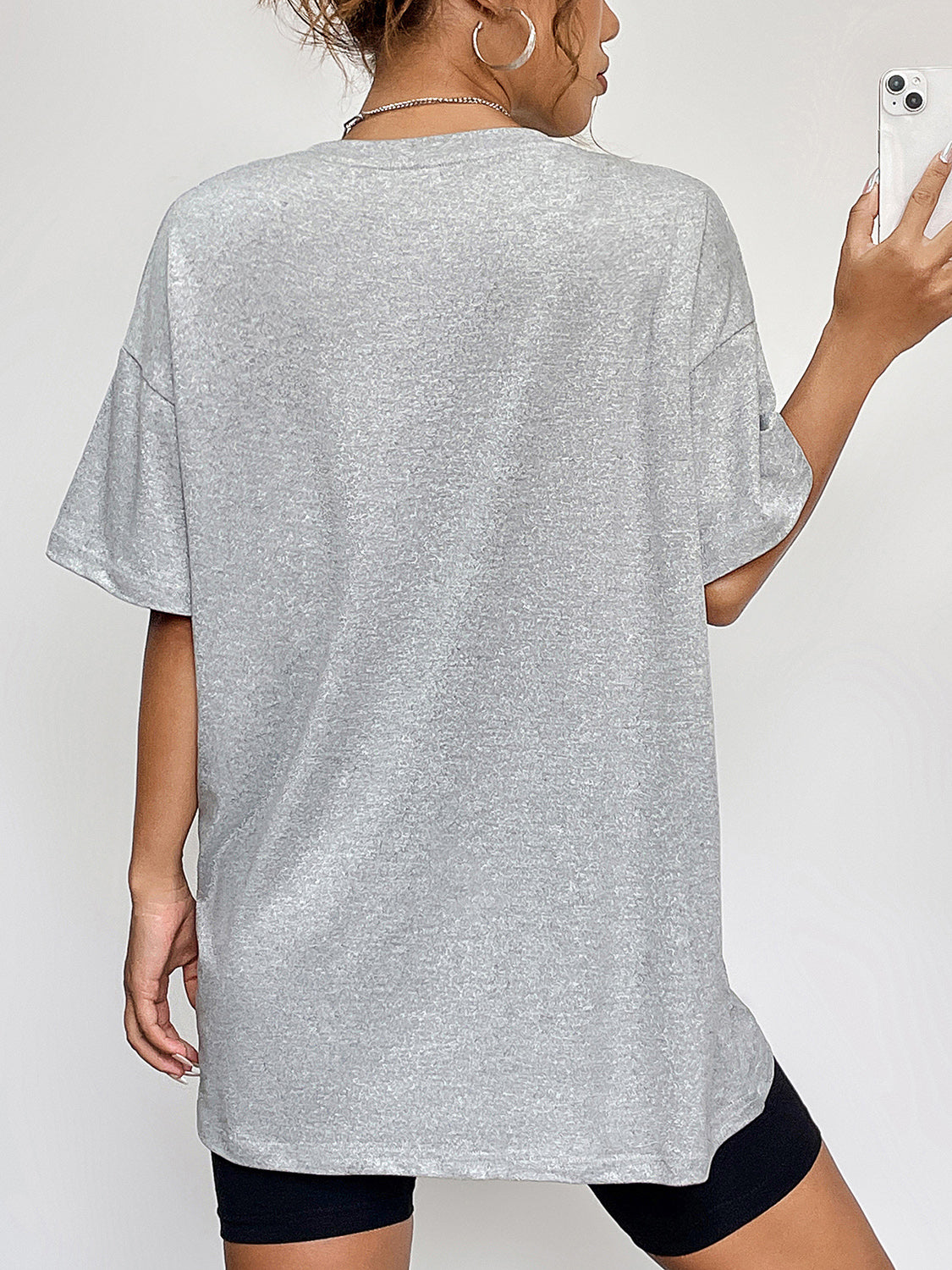 Grey basic t-shirt with short sleeves and crew neck, casual style.