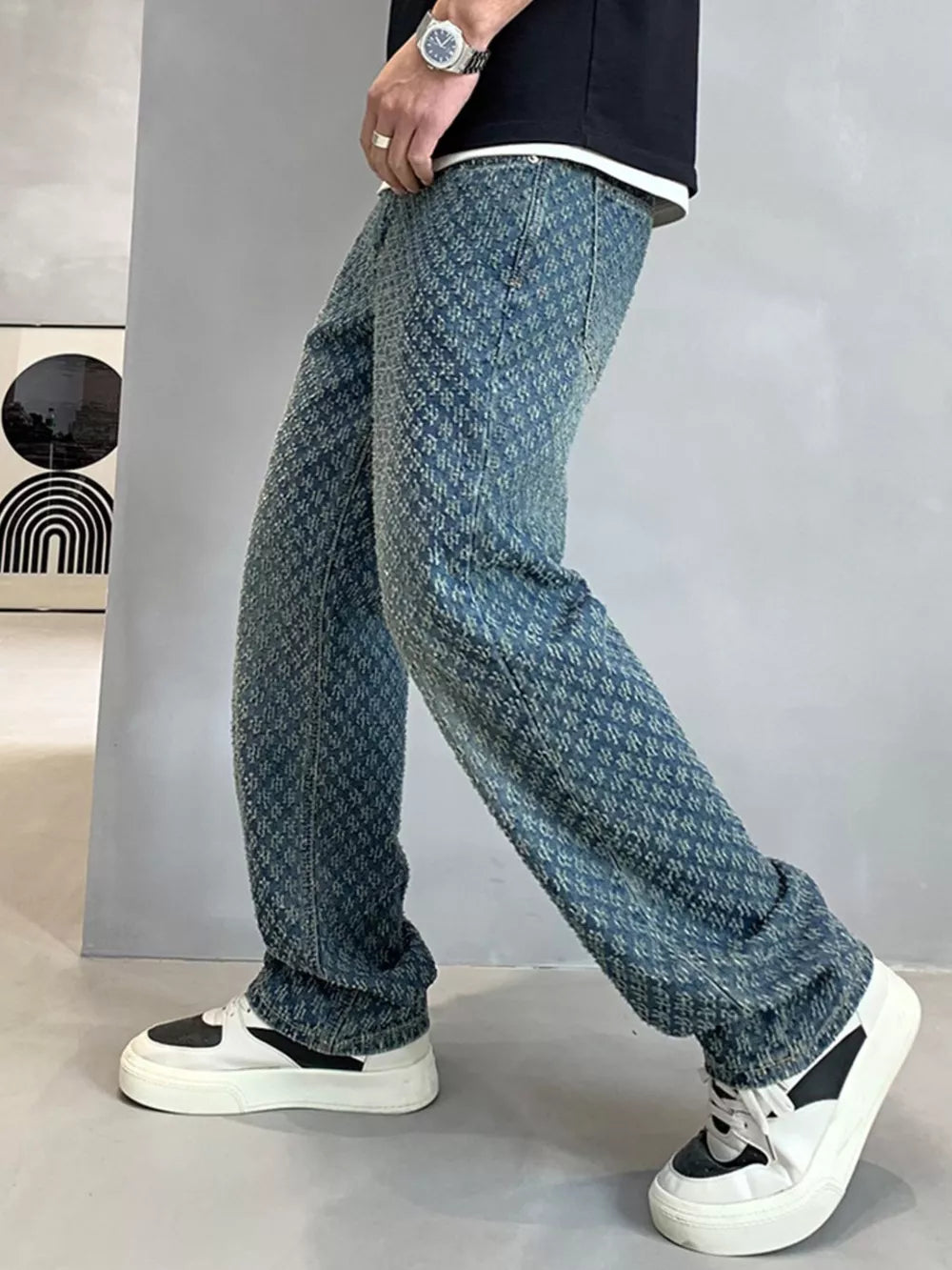Relaxed fit jeans in blue denim with a textured pattern.