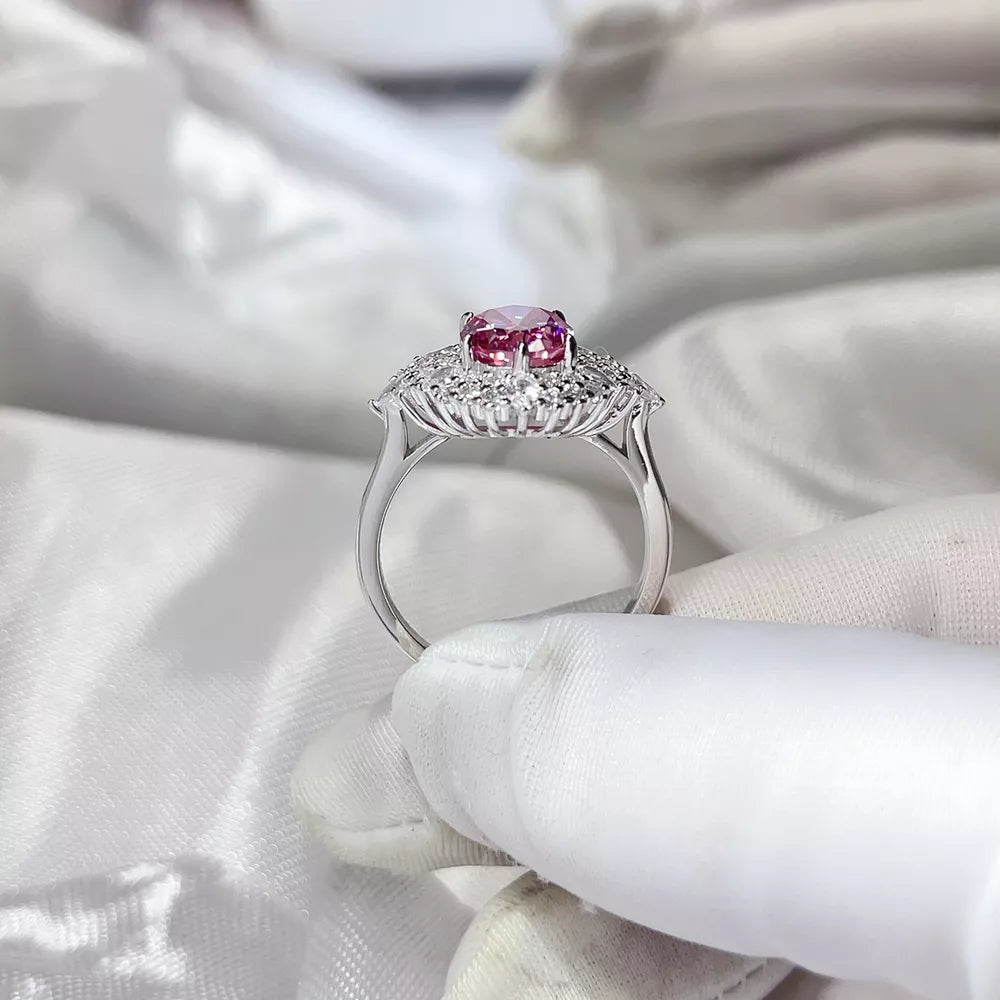 2 Carat 925 Ring in Fuchsia Pink, close-up detail