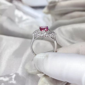 2 Carat 925 Ring in Fuchsia Pink, close-up detail