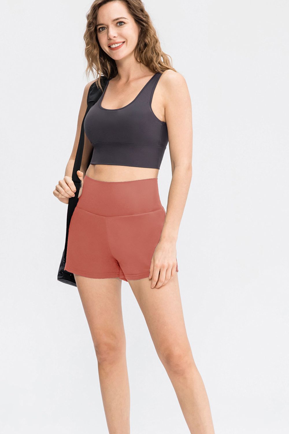 Sculpted high-waist active shorts in dusty pink with a comfortable fit.