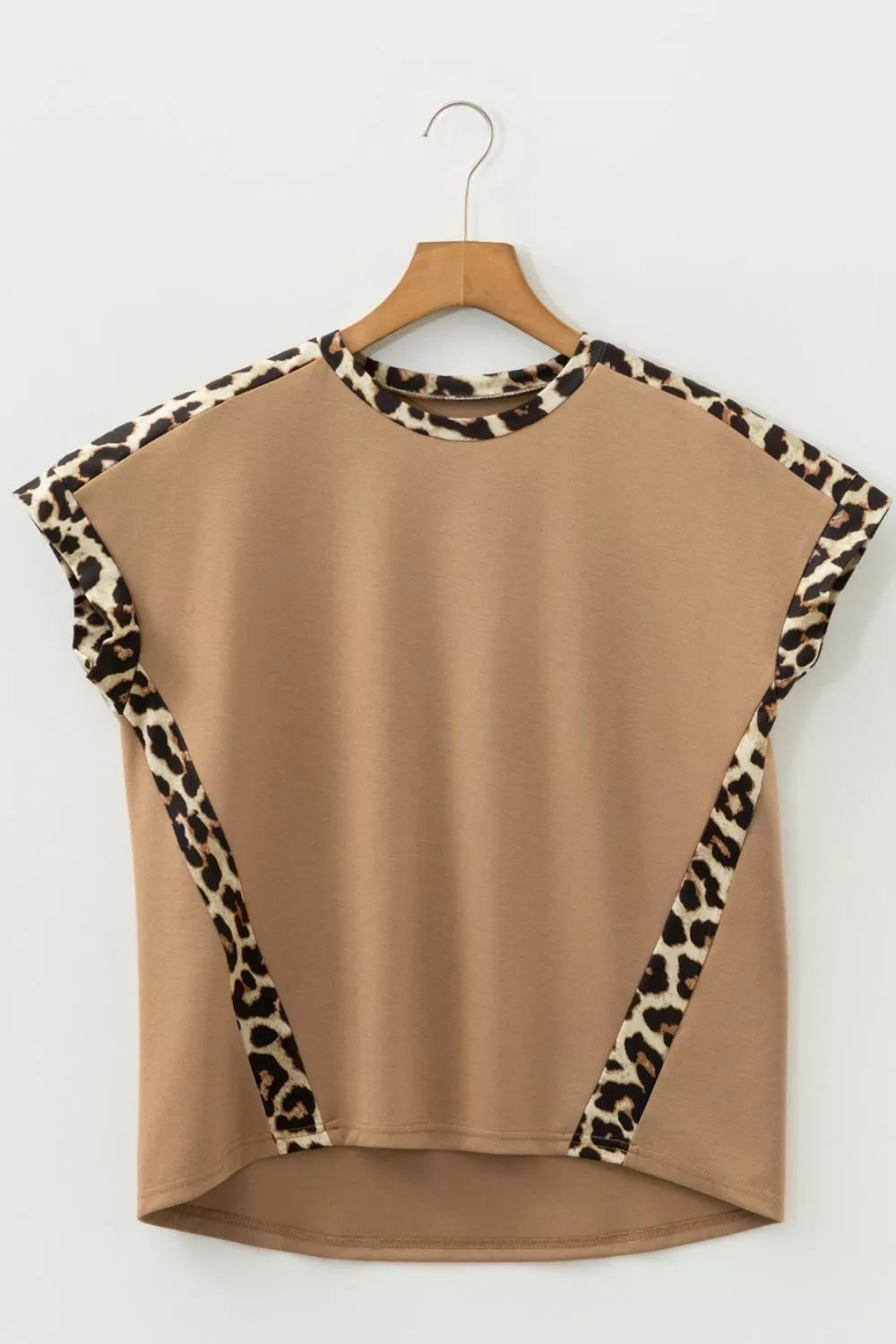 Camel t-shirt with relaxed fit and leopard print trim details.