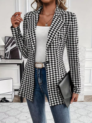 Houndstooth lapel collar blazer in plaid, featuring a classic cut and long sleeves.