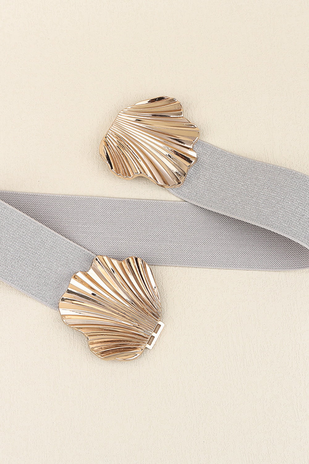 Silver elastic belt with gold seashell buckle detail