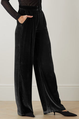 Black velvet palazzo trousers with high waist and side pockets.