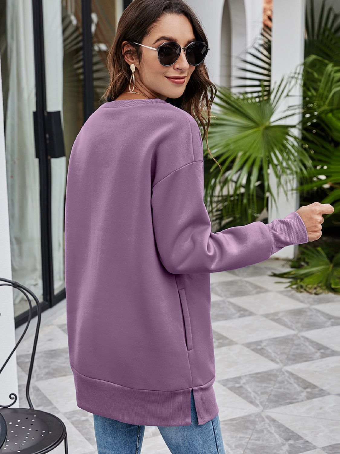 Extended hemline sweatshirt in Dusty Purple with side pockets and a relaxed fit.