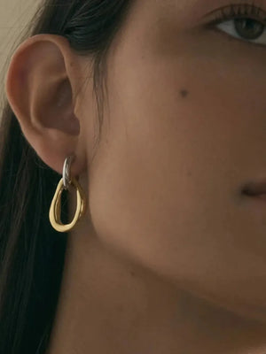 Two-tone sculptural asymmetric hoop earrings in gold, 18K gold-plated.