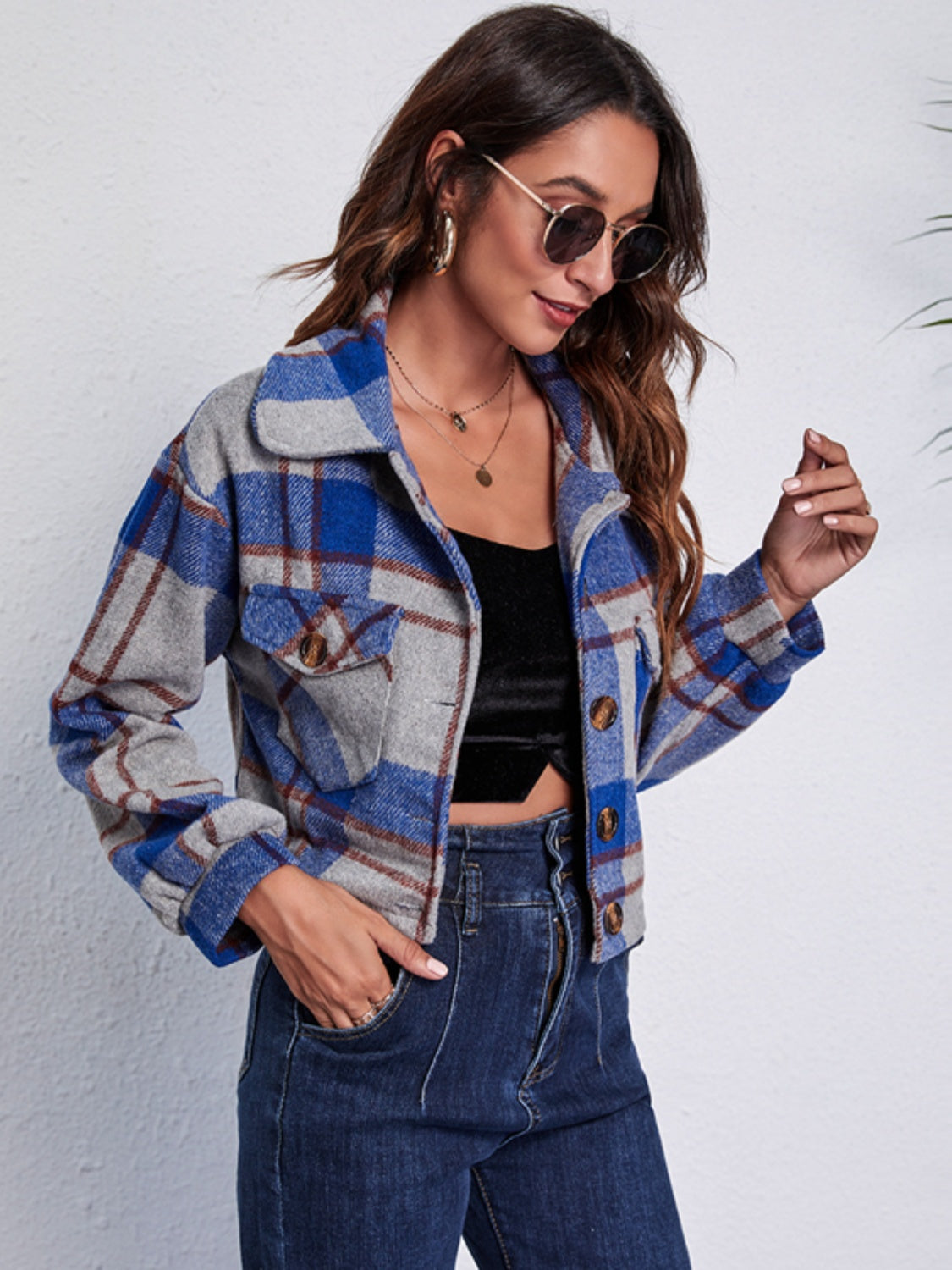 Chic plaid pocket jacket in dark blue with button closure and collared neckline.