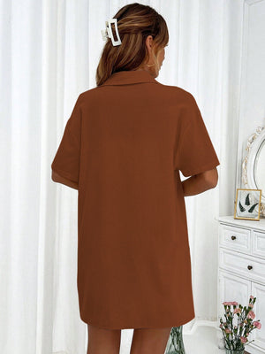 Linen resort shirt in dark brown, featuring a relaxed fit, short sleeves, and a buttoned collar.