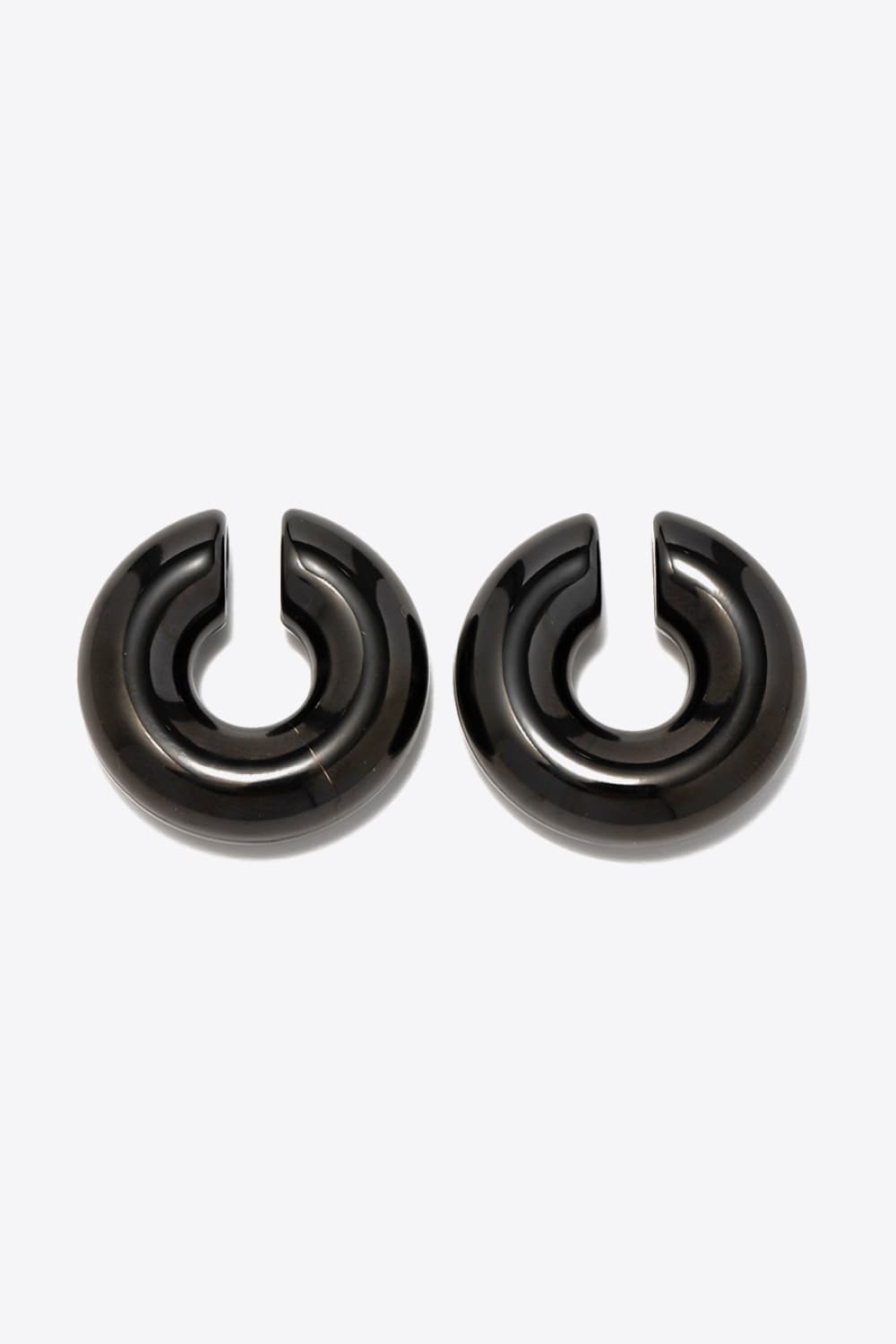 Glossy black crescent cuff earrings, 18K gold-plated.