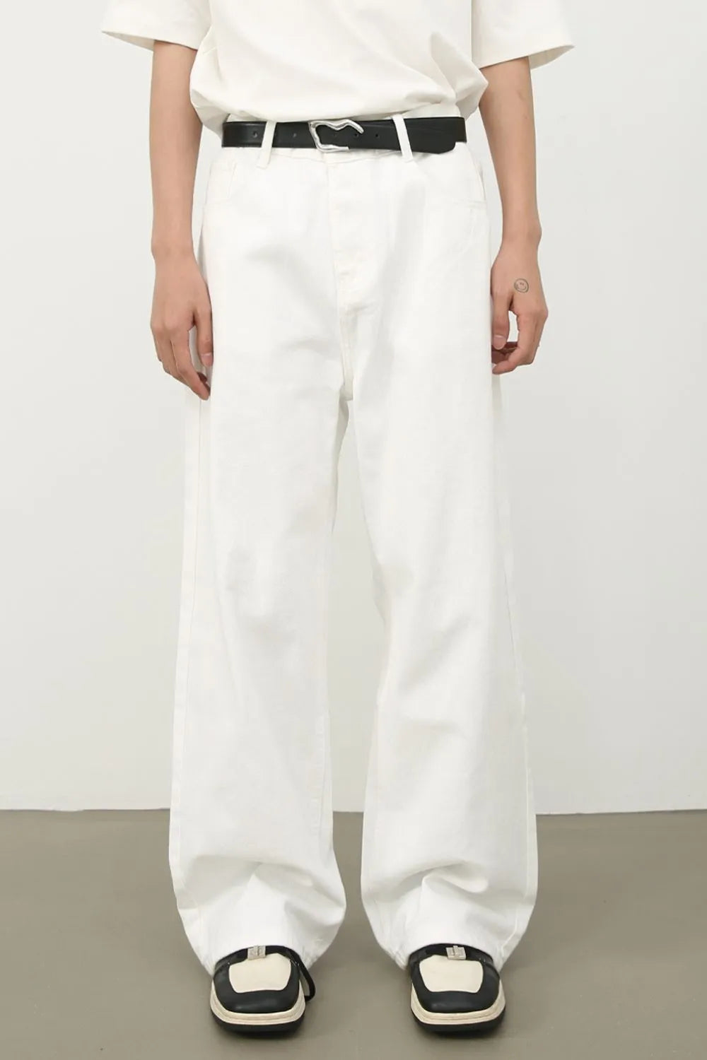 Sculpted wide leg ivory denim trousers with a casual, basic style.