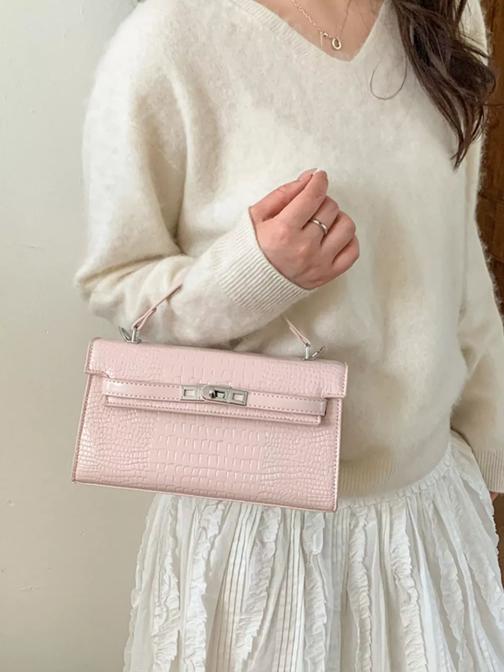 Croc-embossed Pu Leather Crossbody Bag in Pink, fabric detail