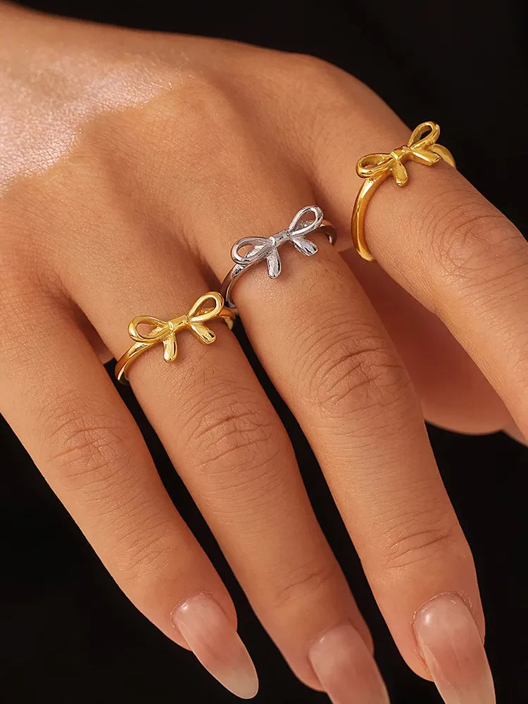 Delicate bow contour rings in silver and gold, 18K gold-plated.