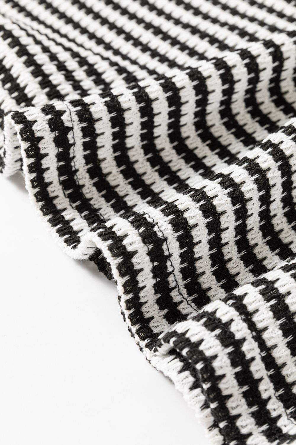 Textured stripe balloon sleeve top in black and white houndstooth pattern.