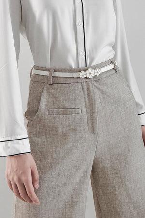 White skinny belt with floral blossom buckle detail