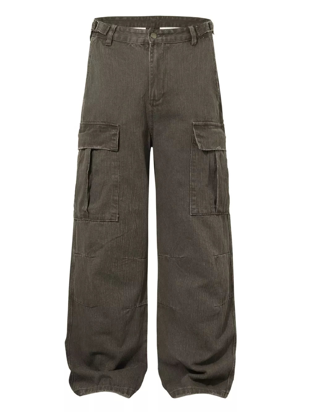 Casual cargo pants in army green with flap pockets and button closure.