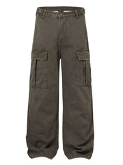 Casual cargo pants in army green with flap pockets and button closure.