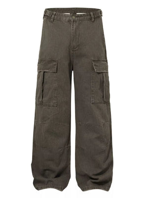 Casual cargo pants in army green with flap pockets and button closure.