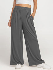 Pleated palazzo trousers in gray with pockets and wide legs.
