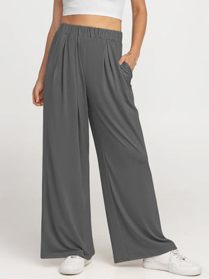 Pleated palazzo trousers in gray with pockets and wide legs.