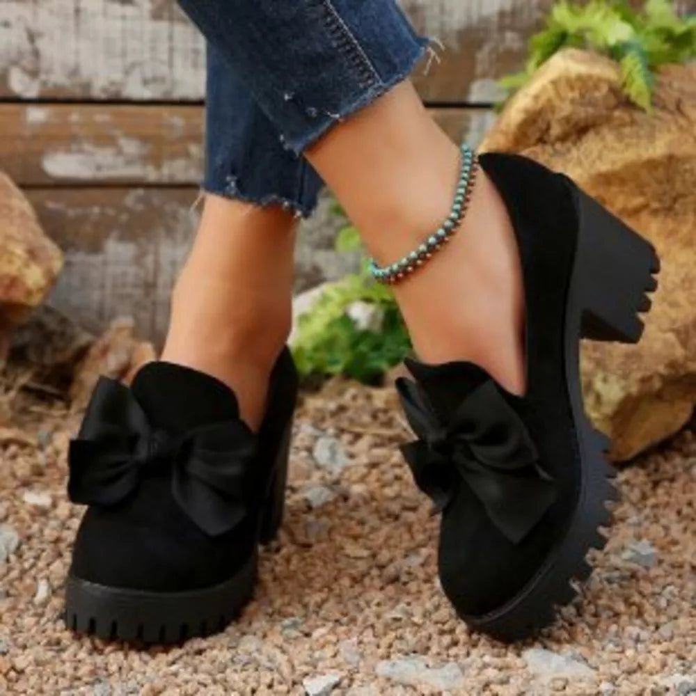Round Toe Block Heels Pumps in Black, close-up detail
