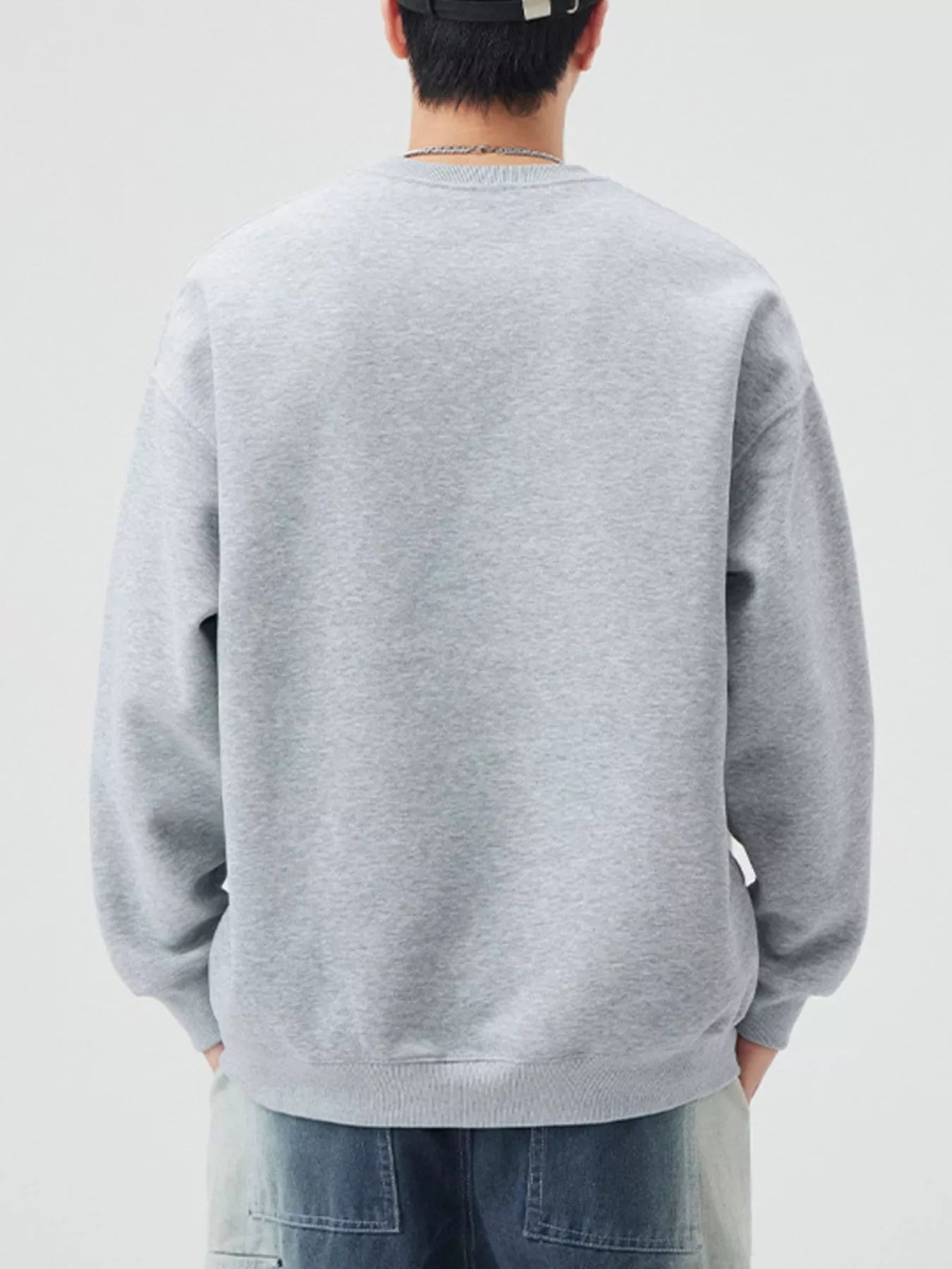 Oversized Melange Gray crew-neck sweatshirt with ribbed cuffs and hem.