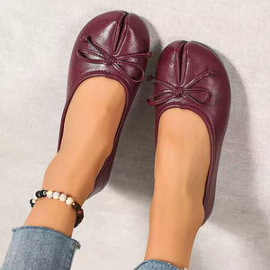 Burgundy tabi slip-on flats with bow detail and split toe