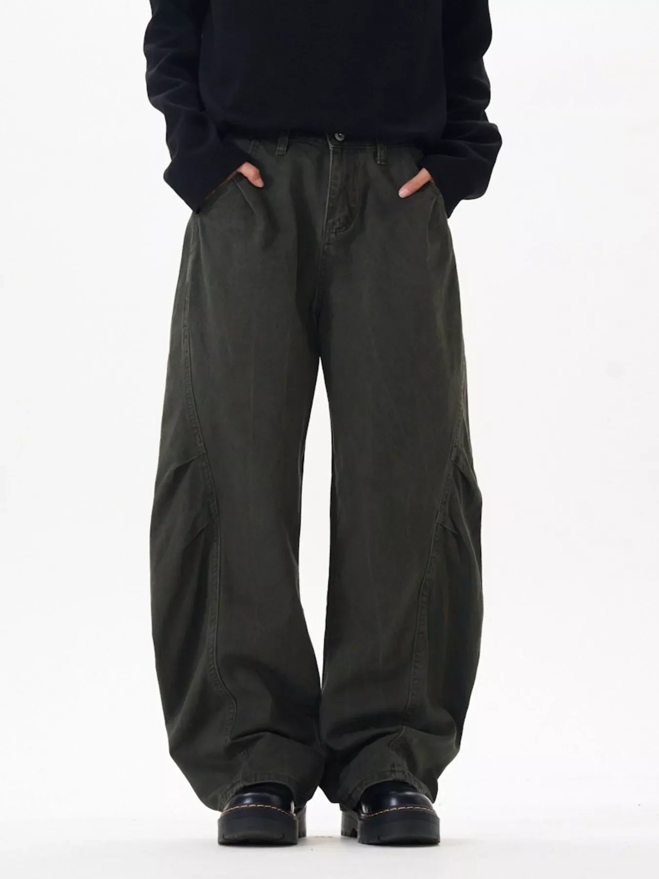 Oversized cargo pants in army green with a relaxed fit and large side pockets.