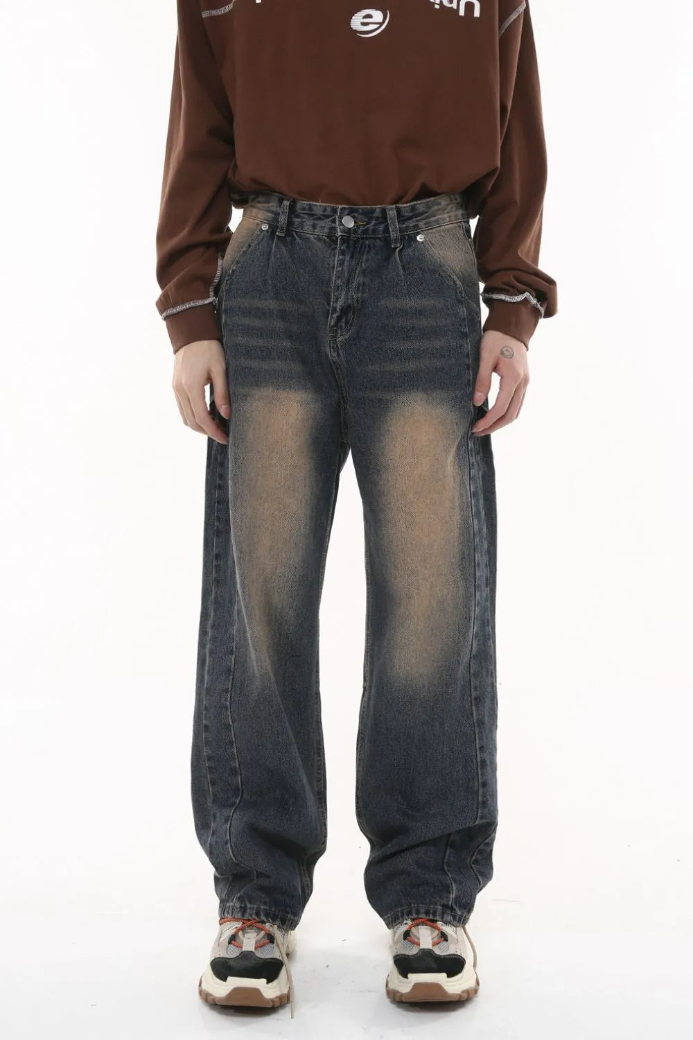Vintage wash wide-leg jeans in dark gray with a faded effect and pleated front.