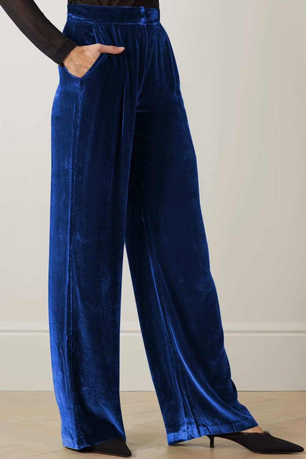Velvet palazzo trousers in dark blue with a high waist and wide legs.