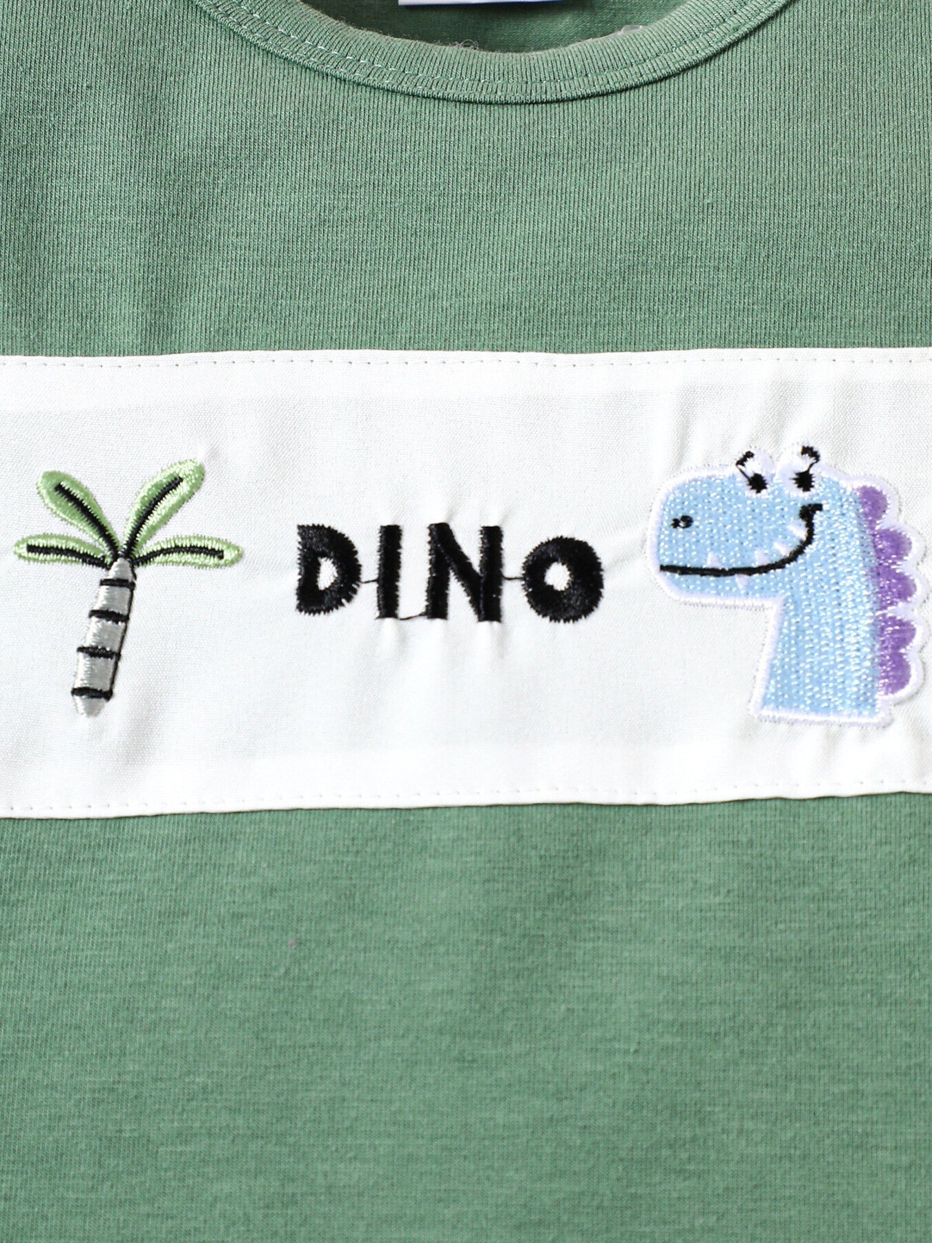 Green cotton tee with embroidered dinosaur and palm tree detail