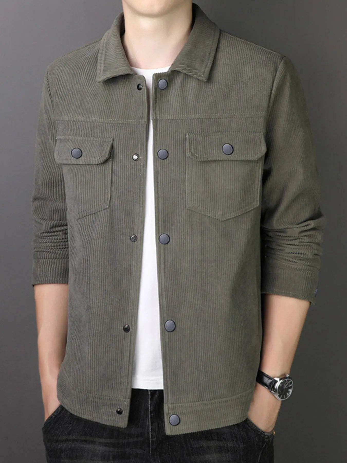Casual corduroy button-down jacket in moss with two chest pockets and button closure.