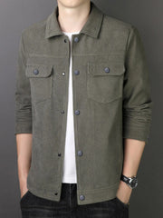 Casual corduroy button-down jacket in moss with two chest pockets and button closure.