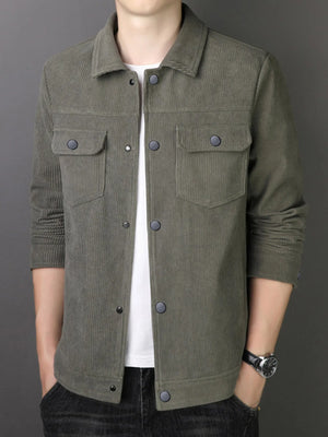 Casual corduroy button-down jacket in moss with two chest pockets and button closure.