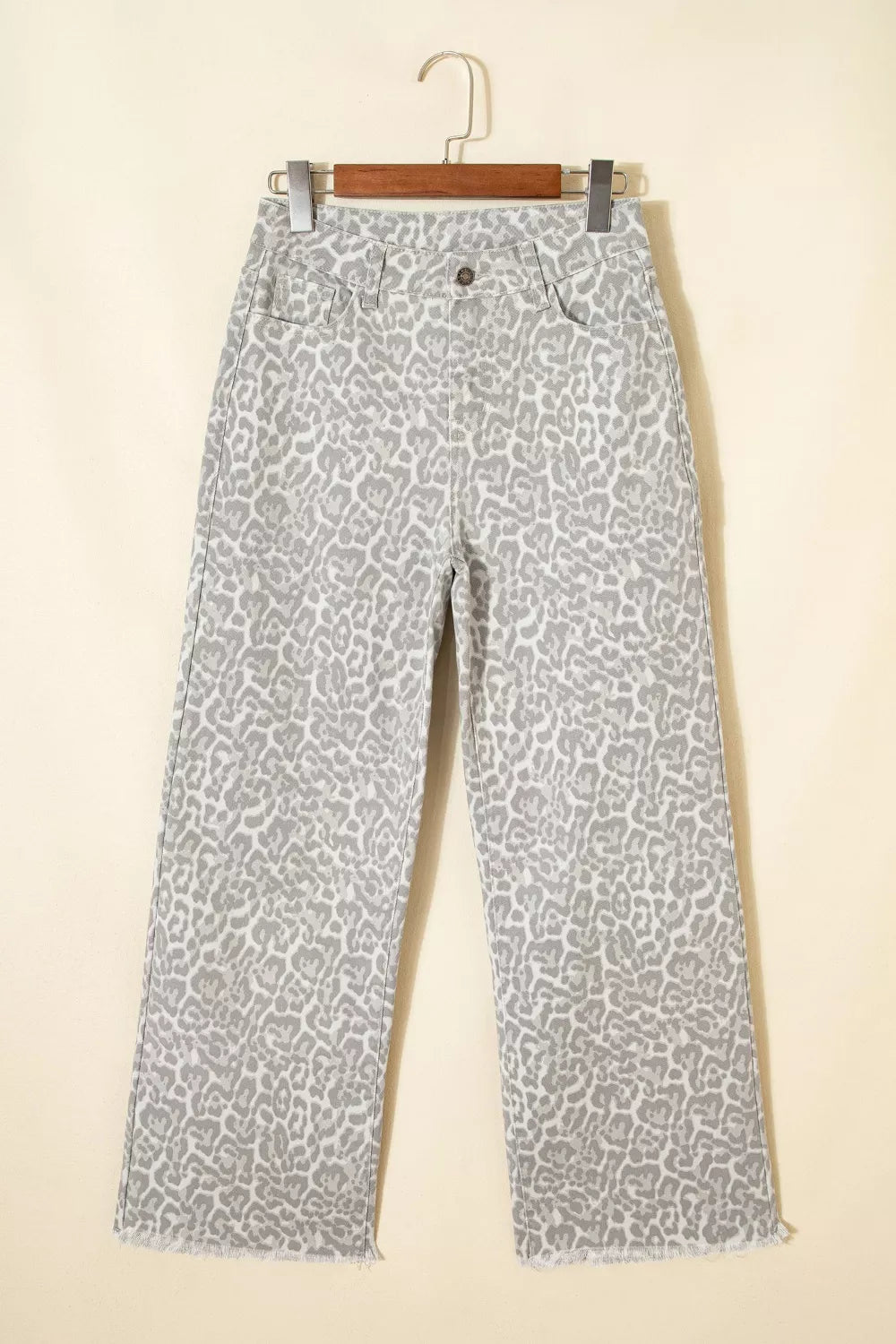 Chic high-waisted leopard print jeans in light grey with a raw hem and relaxed fit.