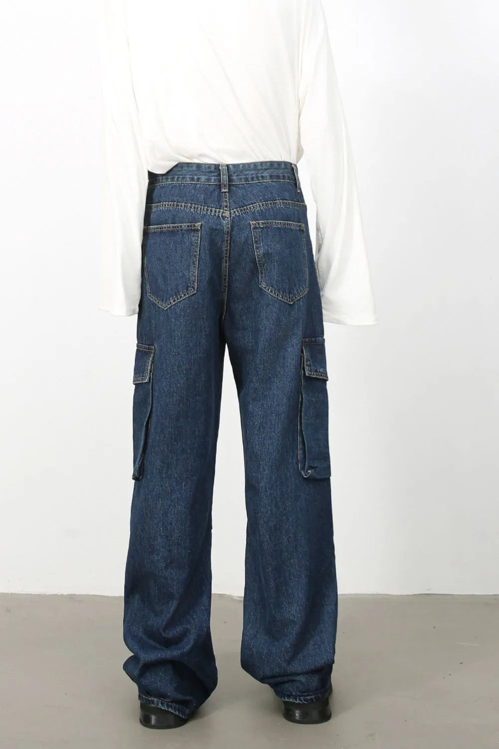 Denim palazzo cargo pants in dark blue with baggy fit and side pockets.