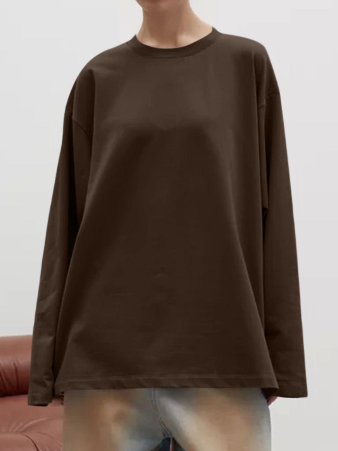 Oversized crewneck sweatshirt in dark brown with voluminous long sleeves.