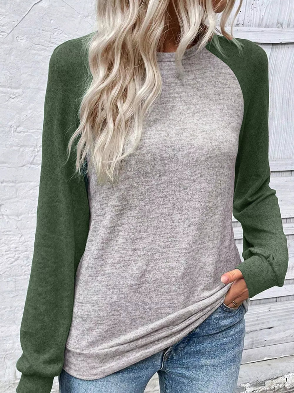 Contrasting sleeve casual t-shirt in heather grey with moss green sleeves and crew neck.