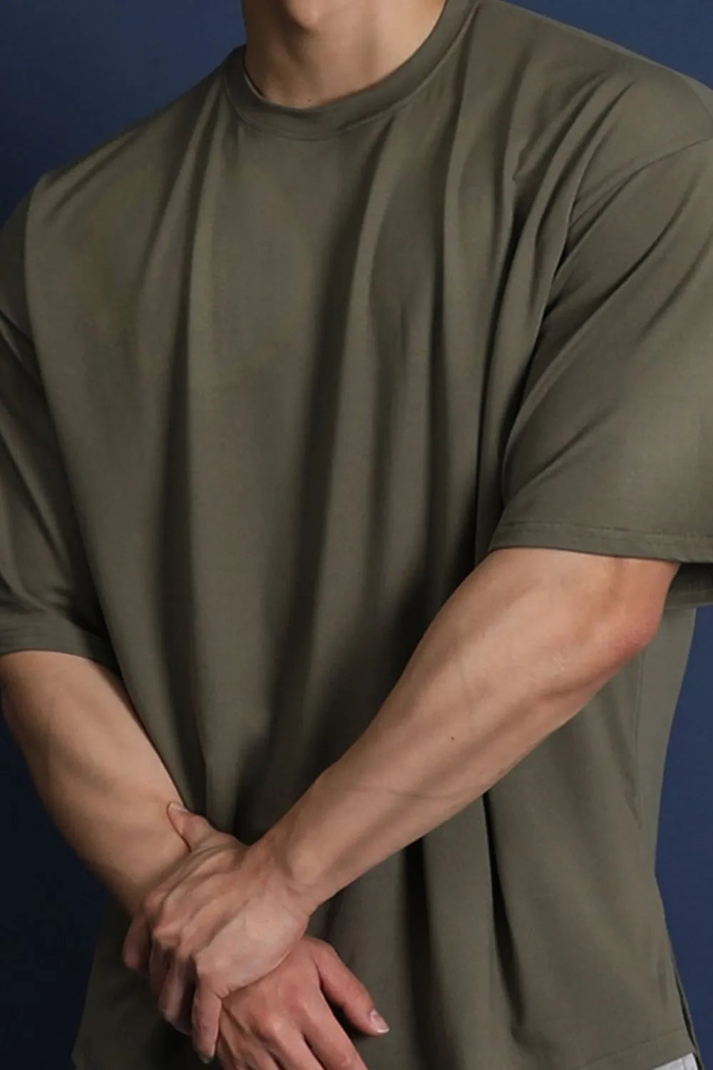 Oversized crew neck t-shirt in olive brown with a modern silhouette.