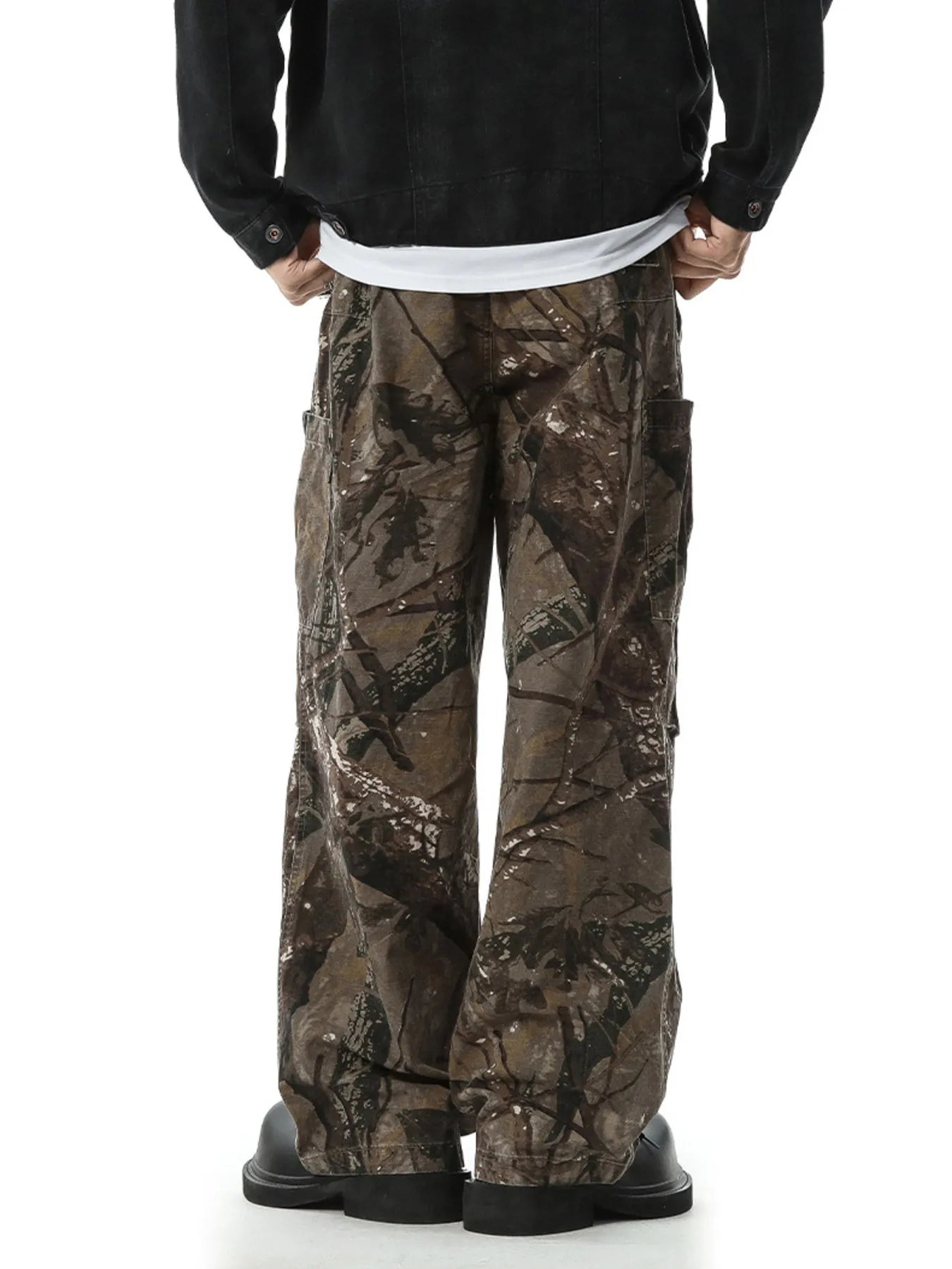 Relaxed fit cargo pants in camouflage pattern with multiple pockets.