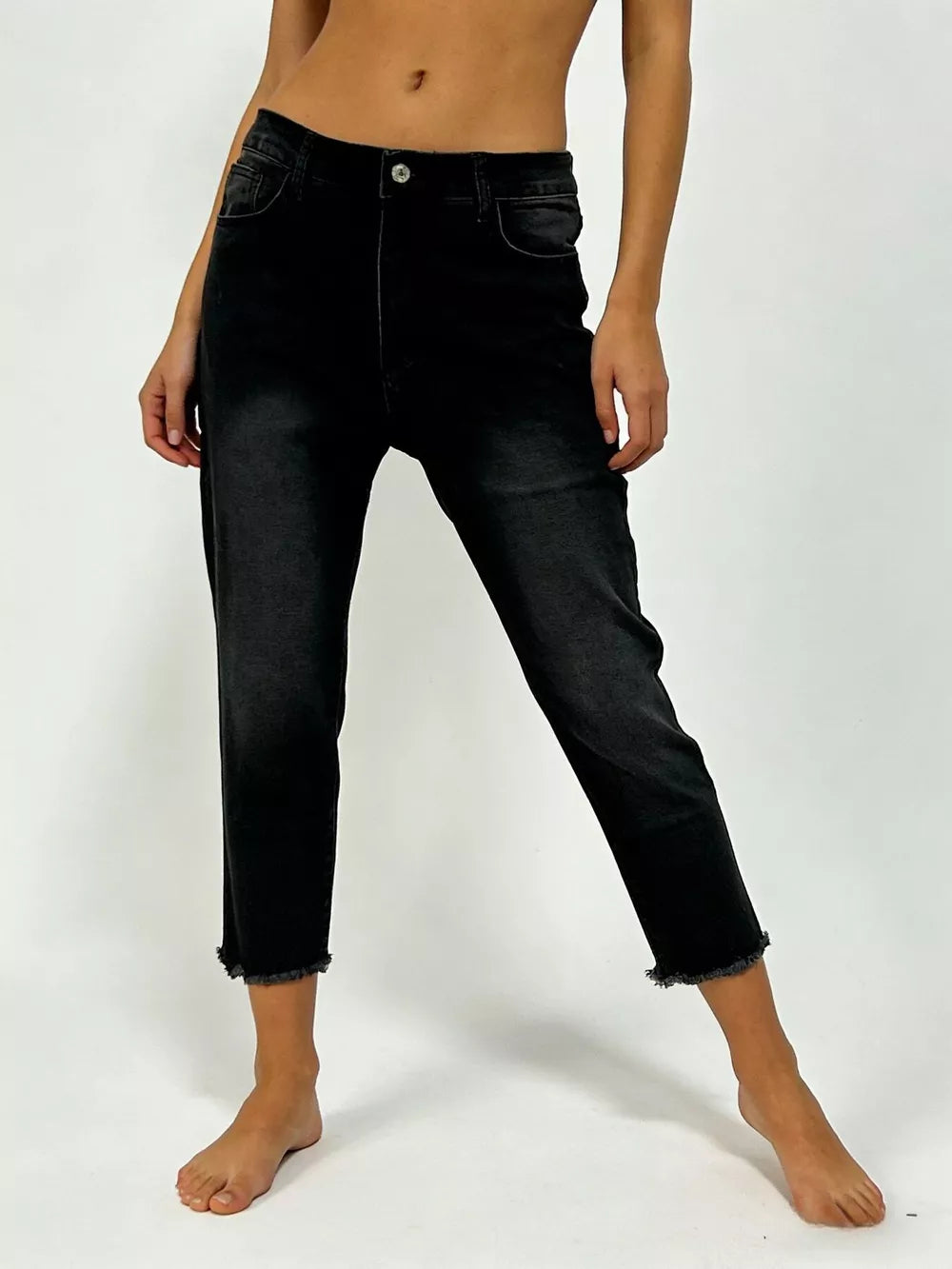 Black cotton capri jeans with raw hem and pockets