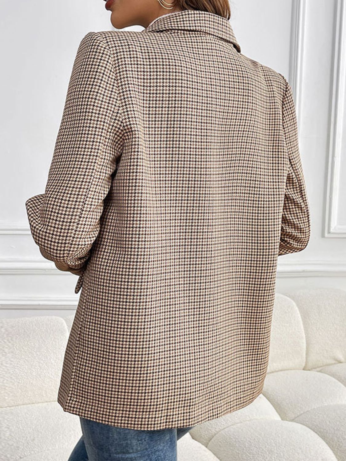 Houndstooth double-breasted blazer in camel with a tailored fit and classic collar.