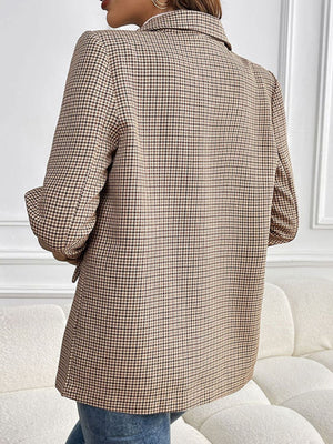 Houndstooth double-breasted blazer in camel with a tailored fit and classic collar.
