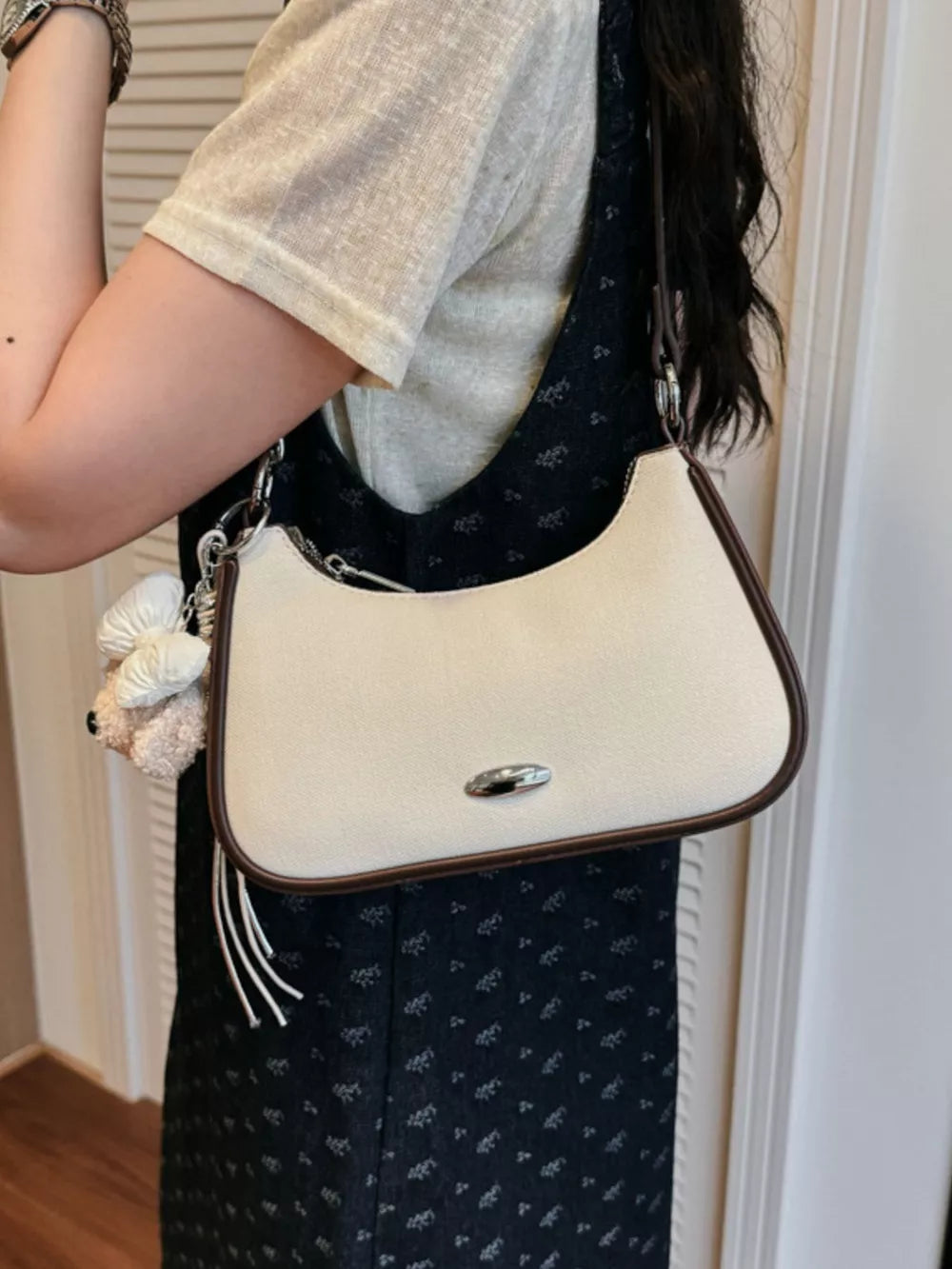 Contrast Trim Shoulder Bag in Off-white, front view