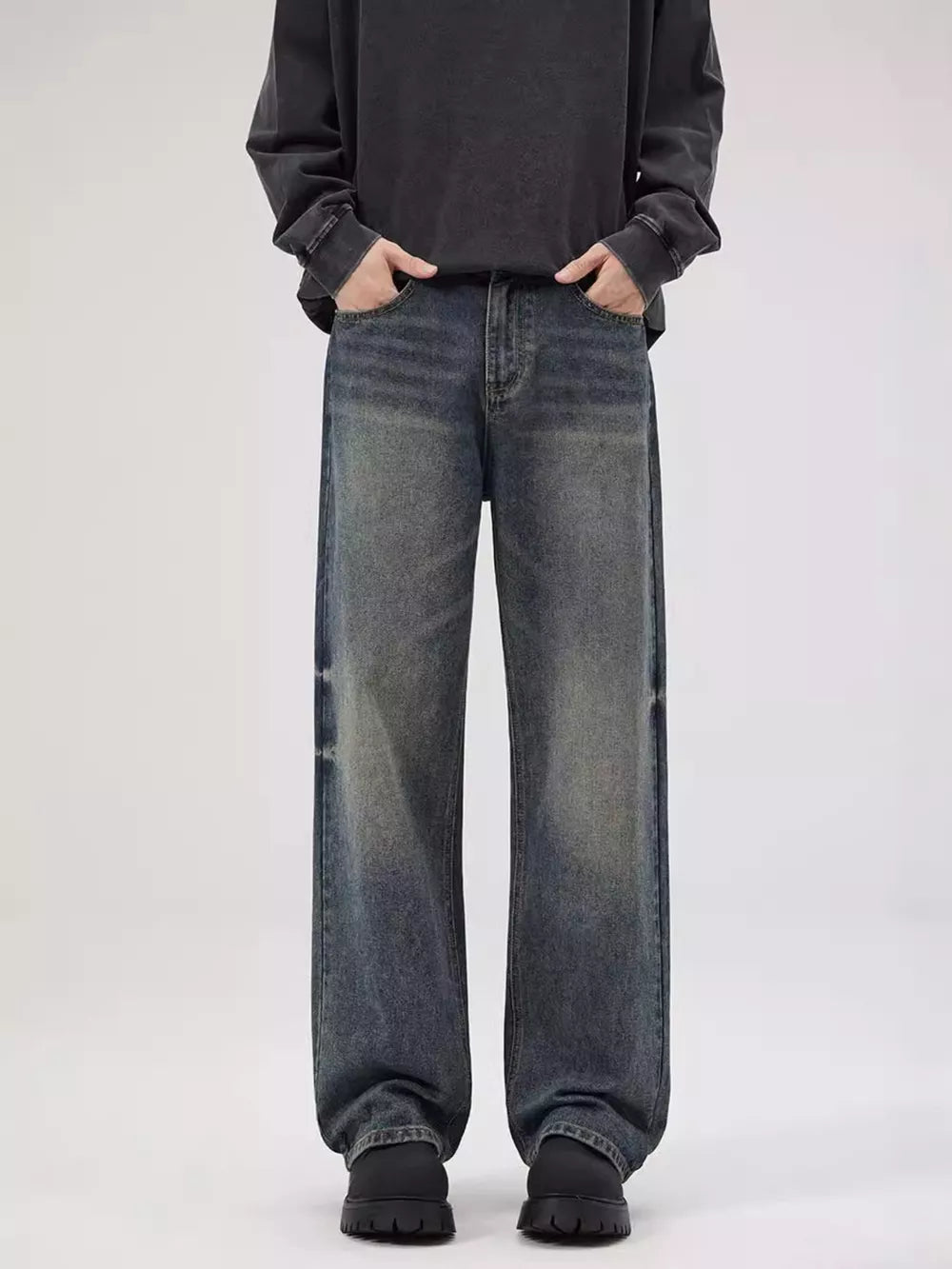 Men's relaxed fit blue wash denim jeans with a vintage look.