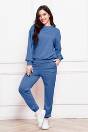 Relaxed fit loungewear set in dark blue, featuring a crewneck sweatshirt and cuffed sweatpants.
