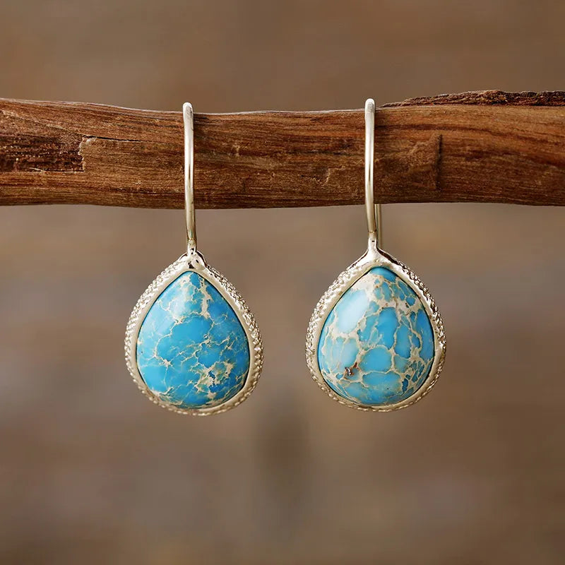 Teardrop earrings with marbled blue gemstone and bezel setting, 18K gold-plated.
