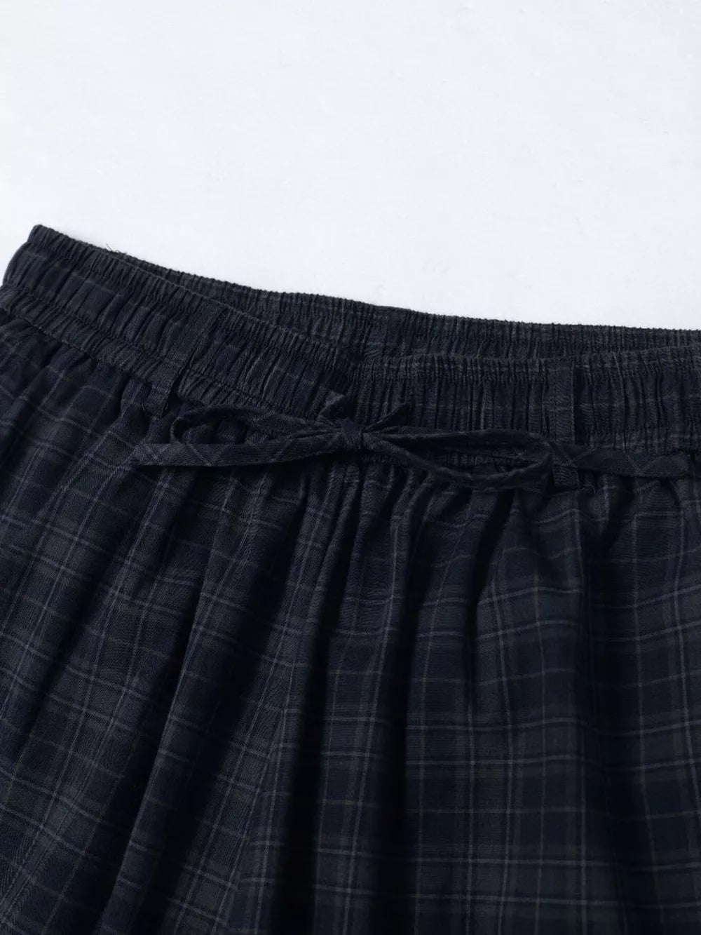 Men's Plaid Wide-leg Drawstring Shorts, close-up detail