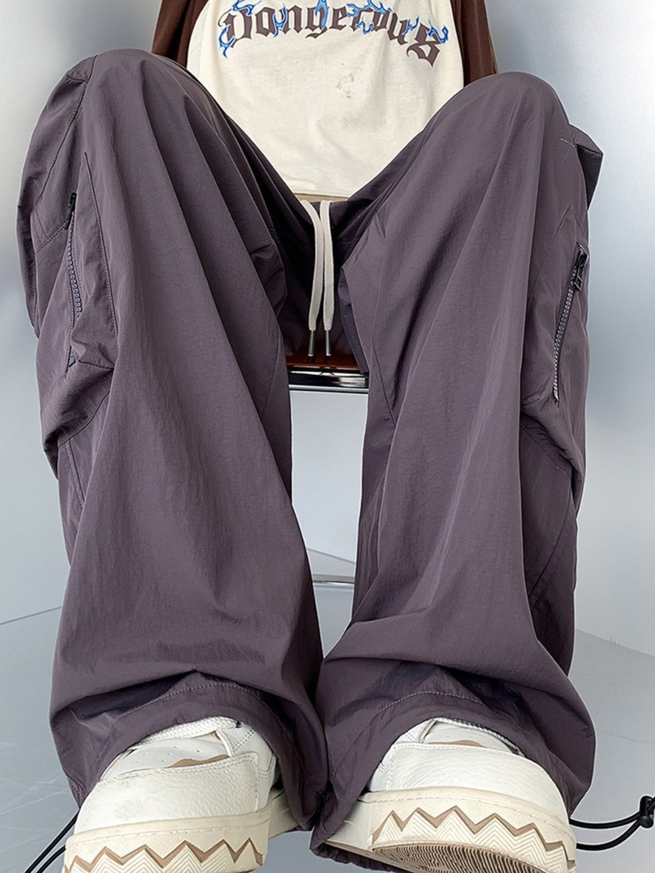 Men's mauve cargo sweatpants with drawstring and zippered pockets.